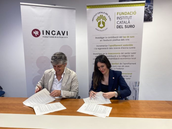 Moment de la signatura del conveni de col·laboració entre la Fundació Institut Català del Suro (ICSuro) i l'Institut Català de la Vinya i el Vi (INCAVI)