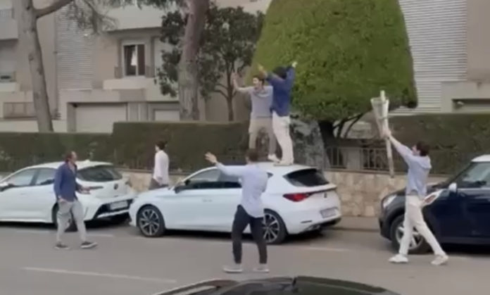 Uns joves enfilats dalt d'uns vehicles a Palafrugell - Captura d'un vídeo