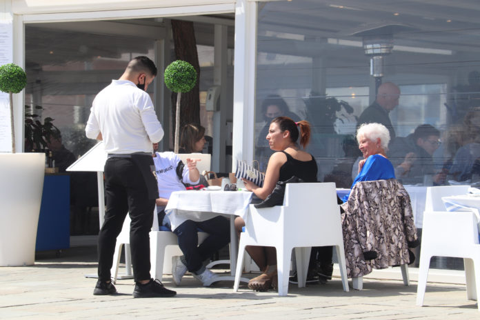 Un cambrer pren nota en una de les taules de la terrassa situada al passeig marítim de Platja d'Aro Data de publicació: dijous 14 d’abril del 2022, 07:00 Localització: Platja d'Aro Autor: Aleix Freixas