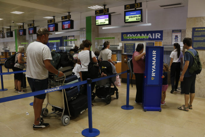 Persones fent cua al taulell de Ryanair a l'aeroport de Girona a l'espera de saber s'ha cancel·lat el seu vol a causa de la vaga convocada pels tripulants de cabina de la companyia per aquest pont de Sant Joan - Ariadna Reche - ACN