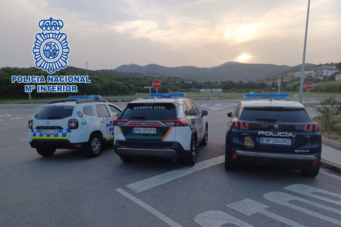 Un cotxe de la Policia Nacional, un de la Guàrdia Civil i una de la Policia Local de Llançà abans d'un operatiu policial - Imatge cedida a l'ACN per la Policia Nacional