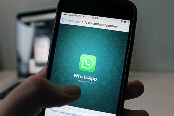 pexels-anton-46924 Un usuari fent servir l'aplicació WhatsApp - Foto d'Anton via Pexels
