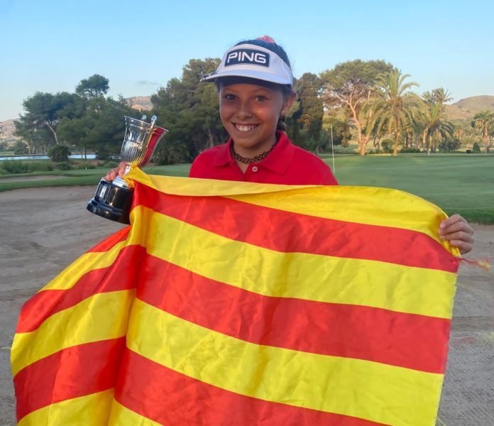 2022_Txell Alos_Murcia Txell Alós, a Múrcia, amb el trofeu de sotscampiona d’Espanya de golf en categoria benjamina