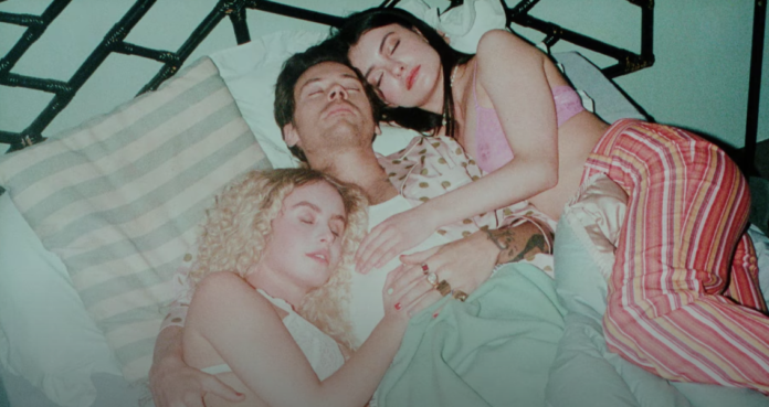 privat:-harry-styles-se’n-va-al-llit-amb-moltes-persones-en-el-video-de-‘late-night-talking’ privat:-harry-styles-se’n-va-al-llit-amb-moltes-persones-en-el-video-de-‘late-night-talking’