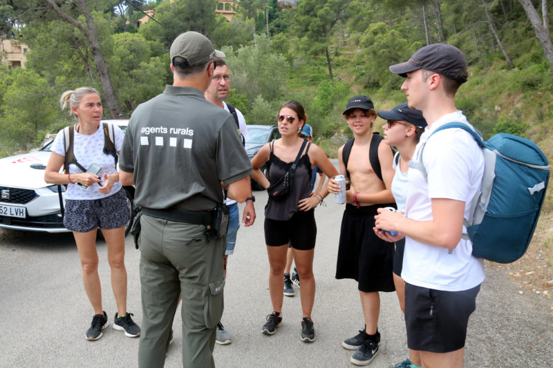 Un agent rural informant un grup d'excursionistes que no es pot entrar al parc natural del Montgrí arran de l'elevat risc d'incendi i l'activació del nivell 3 del Pla Alfa Data de publicació: dijous 07 de juliol del 2022, 13:08 Localització: L'Estartit Autor: Xavier Pi