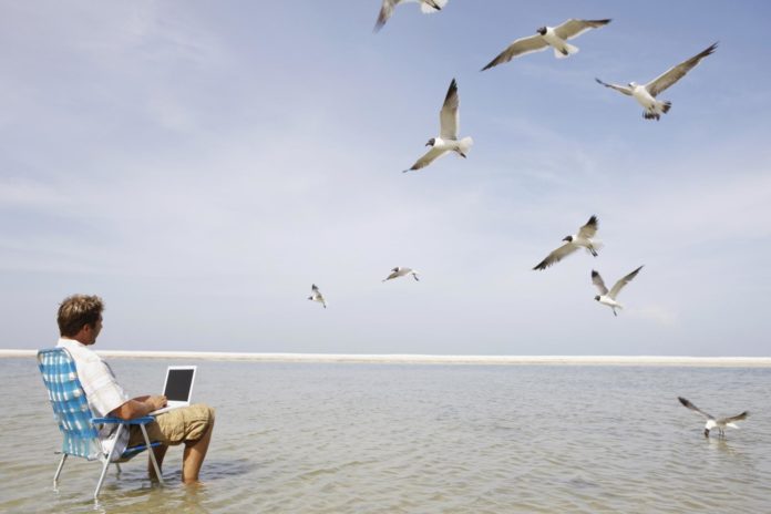 3736-Man-using-laptop-in-middle-of-water Un home utilitza un ordinador al mar - Imatge cedida per Movistar