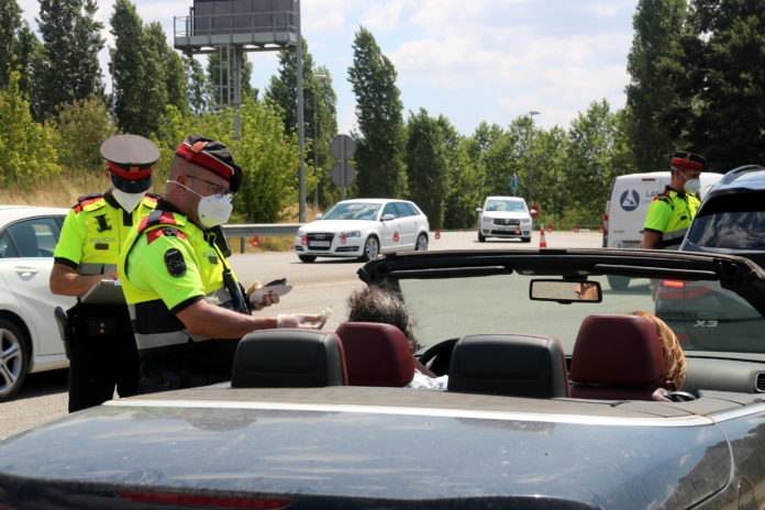 Una patrulla dels Mossos d'Esquadra fent un control d'alcoholèmia a la sortida de Girona Oest de l'autopista AP-7. Imatge publicada el 20 de juliol del 2021 (Horitzontal) Data de publicació: dimarts 20 de juliol del 2021, 07:00 Autor: Xavier Pi