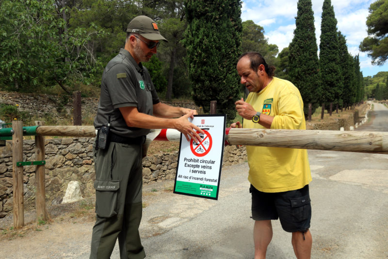 Un agent rural i un ADF posant un cartell informatiu sobre el tancament dels accessos al parc natural del Montgrí a l'Estartit Data de publicació: dijous 07 de juliol del 2022, 13:08 Localització: L'Estartit Autor: Xavier Pi
