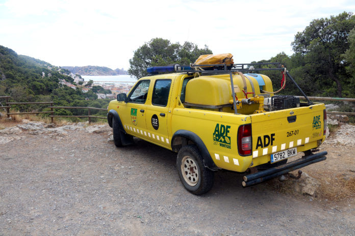Un vehicle d'ADF i al fons, l'Estartit; aquest és un dels accessos al parc natural del Montgrí que s'ha tancat arran de l'elevat risc d'incendi Data de publicació: dijous 07 de juliol del 2022, 13:08 Localització: L'Estartit Autor: Xavier Pi