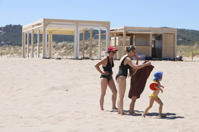 718bfee8-9017-4127-9472-caf8caf3f28e Una família davant la nova guingueta de la platja de Pals, instal·lada a prop de Ràdio Liberty Data de publicació: diumenge 10 de juliol del 2022, 08:30 Localització: Pals Autor: Ariadna Reche
