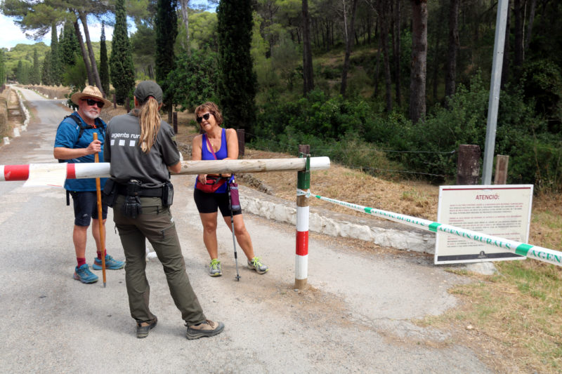 Una agent rural informant dos excursionistes que no es pot entrar al parc natural del Montgrí arran de l'elevat risc d'incendi i l'activació del nivell 3 del Pla Alfa Data de publicació: dijous 07 de juliol del 2022, 13:08 Localització: L'Estartit Autor: Xavier Pi