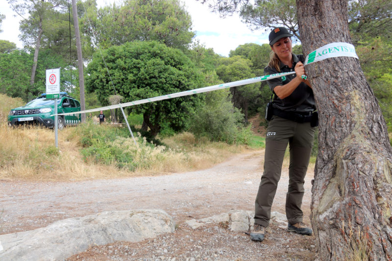 Una agent rural posant una cinta que impedeix el pas de vehicles en un dels accessos del parc natural del Montgrí Data de publicació: dijous 07 de juliol del 2022, 13:08 Localització: L'Estartit Autor: Xavier Pi