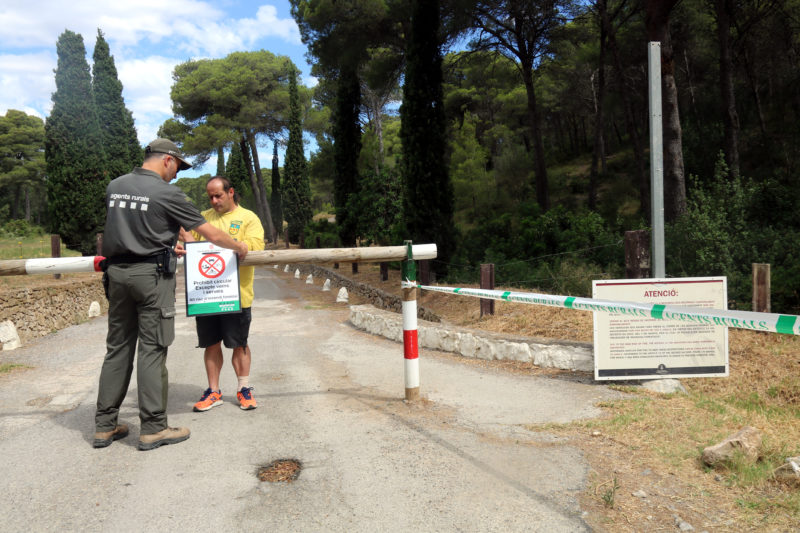 Un agent rural i un ADF col·locant un cartell on s'informa de la prohibició de pas en un dels accessos al parc natural del Montgrí a l'Estartit Data de publicació: dijous 07 de juliol del 2022, 13:08 Localització: L'Estartit Autor: Xavier Pi
