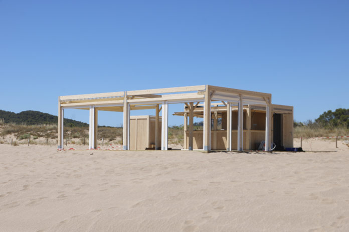 La nova guingueta de la platja de Pals que s'està col·locant després de modificar les dunes sense tenir-ne el permís del Parc Natural del Montgrí, les Illes Medes i el Baix Ter on està ubicada Data de publicació: diumenge 10 de juliol del 2022, 08:30 Localització: Pals Autor: Ariadna Reche