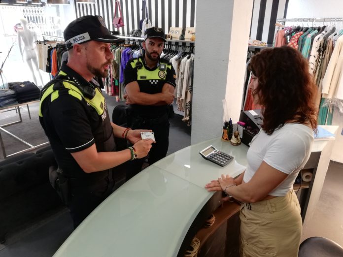 Agents de la Policia Local de Palamós visitant els comerços del municipi durant aquesta campanya informativa Agents de la Policia Local de Palamós visitant els comerços del municipi durant aquesta campanya informativa