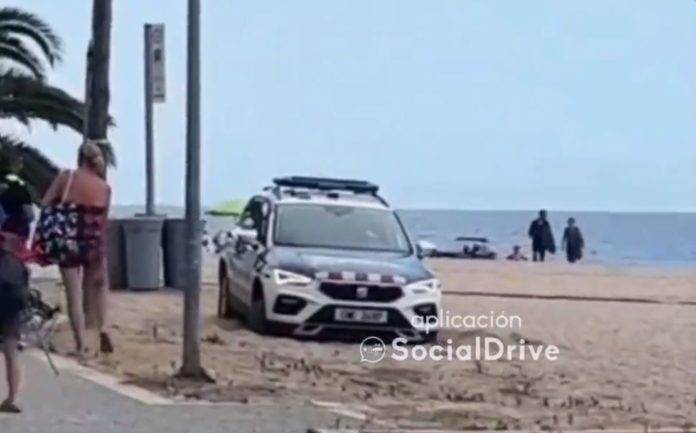 Cotxe dels Mossos d'Esquadra a la platja de Platja d'Aro