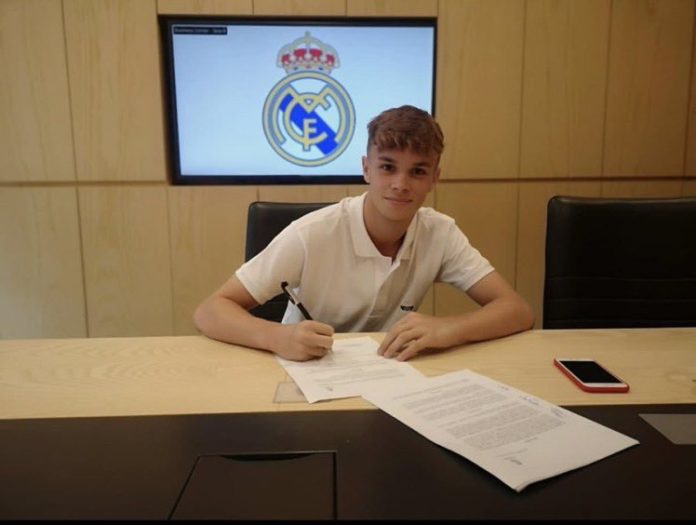 Erik Vázquez firmant el contracte amb el Real Madrid Erik Vázquez firmant el contracte amb el Real Madrid