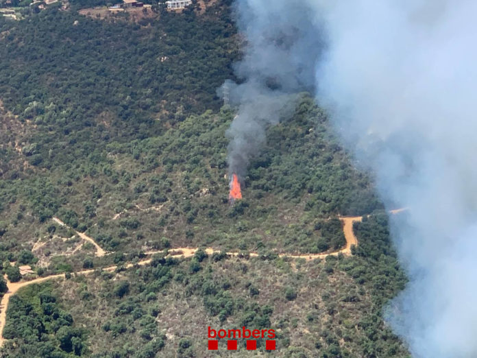 Imatge de l'incendi declarat a Castell d'Aro - Fotografia dels Bombers de la Generalitat
