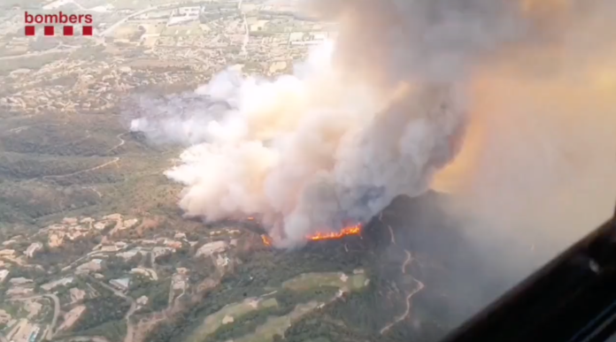 Imatge aèria de l'incendi de Castell d'Aro per part dels Bombers