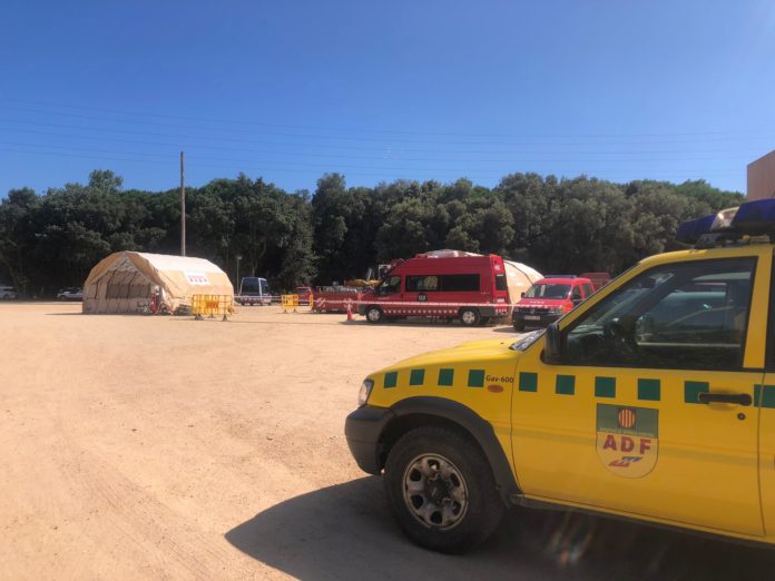 Imatge de la dotació de Bombers de la Generalitat durant l'incendi de Castell-Platja d'Aro - per Anna Salvadó