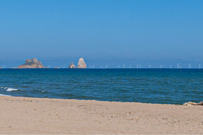 Recreació de com es veuran els molins de vent del Parc Tramuntana des de l'Estartit i les Illes Medes - Imatge cedida
