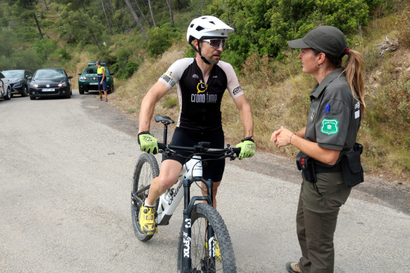 Una agent rural informant un ciclista que no es pot entrar al parc natural del Montgrí arran de l'elevat risc d'incendi i l'activació del nivell 3 del Pla Alfa Data de publicació: dijous 07 de juliol del 2022, 13:08 Localització: L'Estartit Autor: Xavier Pi