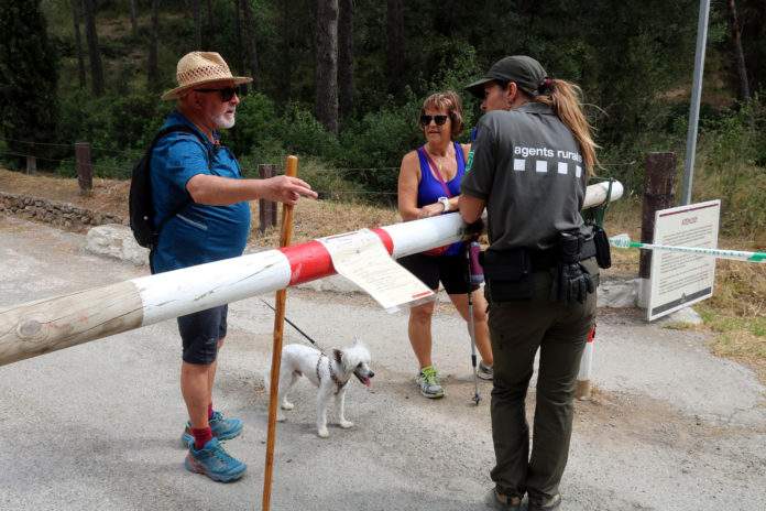 bf0651e0-53d8-4d4f-a871-46218cbc81a9 Una agent rural informant una parella d'excursionistes que no es pot entrar al parc natural del Montgrí arran de l'elevat risc d'incendi i l'activació del nivell 3 del Pla Alfa Data de publicació: dijous 07 de juliol del 2022, 13:08 Localització: L'Estartit Autor: Xavier Pi