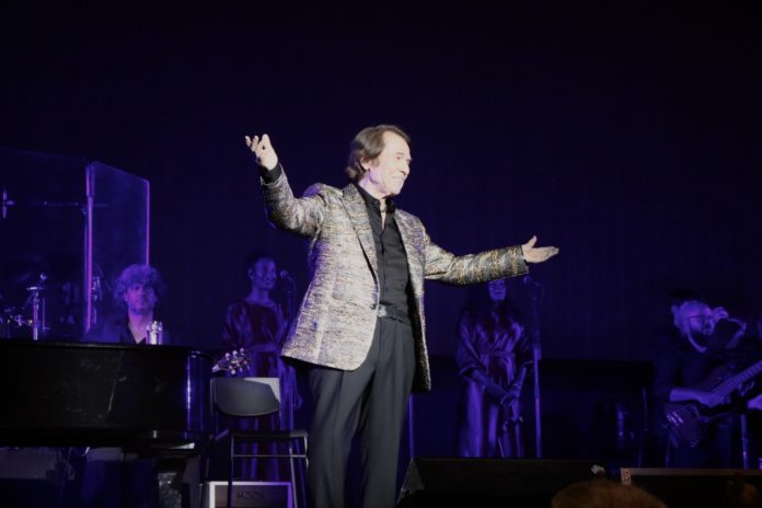 266C8EDE-9E32-4692-94B9-2666234E9271 Raphael durant seu concert al Festival de Cap Roig el 2 d'agost del 2022 - Imatge de Gerard Escaich Folch