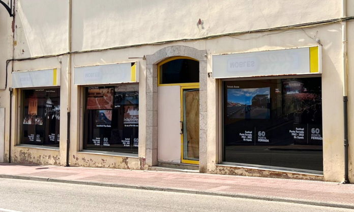 privat:-diversos-locals-amb-aparadors-buits-de-la-ciutat,-llueixen-imatges-de-les-60-edicions-del-porta-ferrada