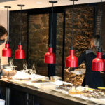 El xef Albert Sastregener del restaurant Bo.TiC acabant de preparar algunes elaboracions - Imatge de Gerard Escaich Folch