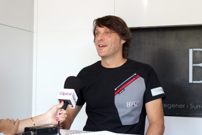 El xef Albert Sastregener parla amb Ràdio Capital de l'Empordà a la recepció del restaurant Bo.TiC - Imatge de Gerard Escaich Folch