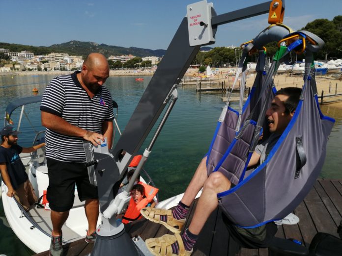 Funcionament de la instal·lació a Sant Feliu de Guíxols per facilitar a la gent amb alguna discapacitat poder fer activitats aquàtiques