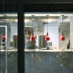 La cuina del restaurant Bo.TiC vista des del menjador - Imatge de Gerard Escaich Folch