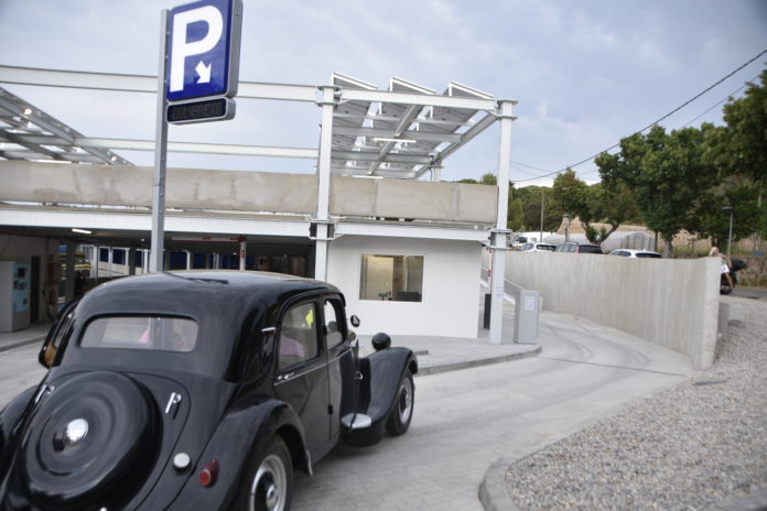 Citroën Stromberg, vehicle històric del 1950 matriculat el 1952, primer vehicle en estrenar el nou aparcament de Ponent al costat de l'Estació d'Autobusos de Sant Feliu de Guíxols - Imtage de Pere Carreras