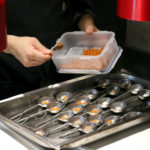 Preparant l'elaboració d'un plat del restaurant Bo.TiC - Imatge de Gerard Escaich Folch