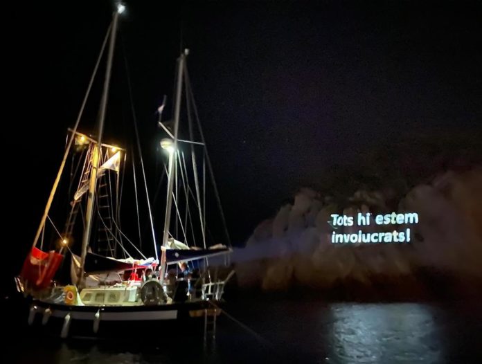 Sos costa brava L'entitat ecologista SOS Costa Brava projecta un missatge a Sant Feliu de Guíxols pel seu 4t aniversari