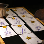Taulell amb les taules i els menus que té cada comensal al restaurant Bo.TiC - Imatge de Gerard Escaich Folch