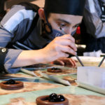 Un dels cuiners preparant les postres al restaurant Bo.TiC - Imatge de Gerard Escaich Folch