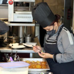 Una cuinera prepara un plat del restaurant Bo.TiC - Imatge de Gerard Escaich Folch