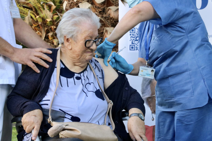 Personal sanitari administra la quarta dosi de reforç de la vacuna contra la covid a Josefa Pérez, a la residència Feixa Llarga de l’Hospitalet de Llobregat - Autor: Gemma Sánchez
