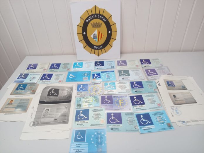 privat:-la-policia-local-de-begur-retira-50-targetes-d’aparcament-per-a-persones-amb-diversitat-funcional-i-mobilitat-reduida-falsificades-durant-el-mes-d’agost