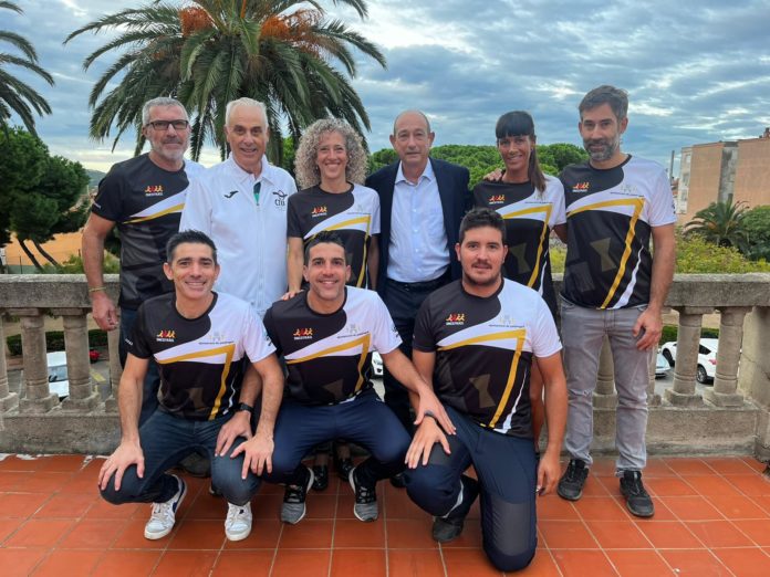 Membres de l'equip de l'Ajuntament que participarà a l'Oncotrail, acompanyats de Joan Vigas, alcalde de Palafrugell, i Isidre Tenas, regidor d'Esports Membres de l'equip de l'Ajuntament que participarà a l'Oncotrail, acompanyats de Joan Vigas, alcalde de Palafrugell, i Isidre Tenas, regidor d'Esports