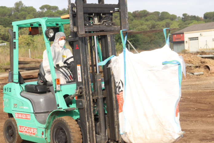 Un operari mou una saca amb restes de fibrociment en la zona habilitada pel Consell Comarcal del Baix Empordà Data de publicació: dimecres 07 de setembre del 2022, 10:25 Localització: La Bisbal d'Empordà Autor: Aleix Freixas