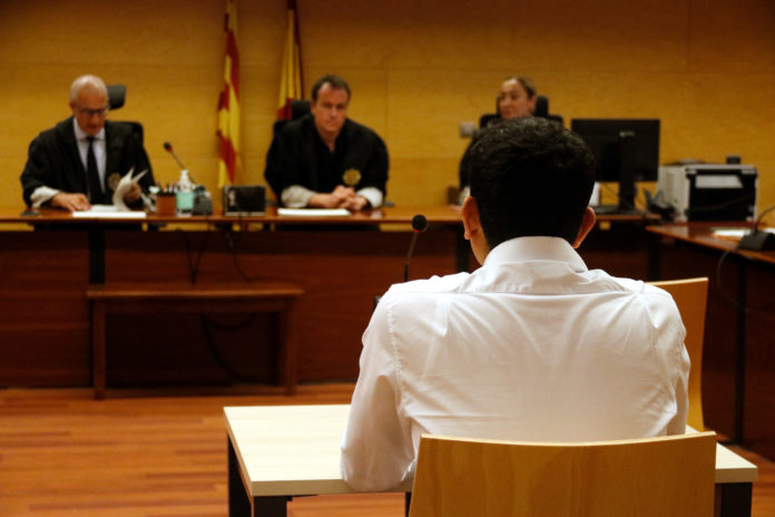 3a663b8f-936d-451d-afe1-ec8b375e51f1 L'acusat, d'esquenes, davant el tribunal de la Secció Quarta de l'Audiència de Girona - Autor: Xavier Pi