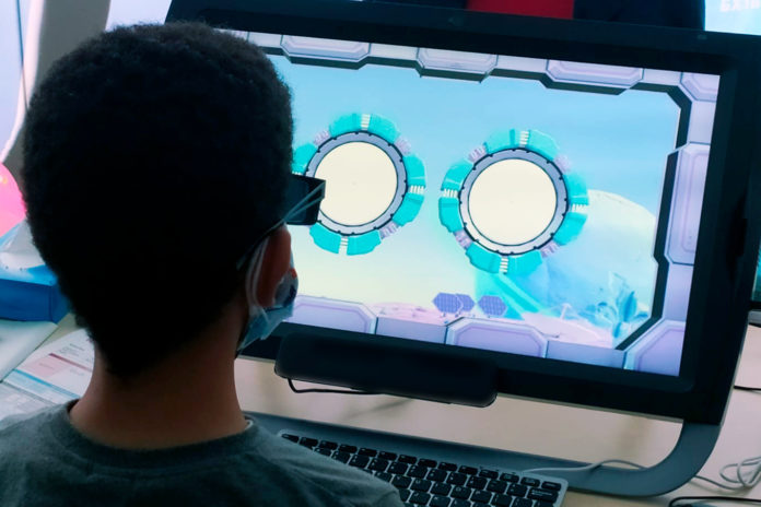 Un nen prova el sistema d'entrenament visual - Imatge via ACN