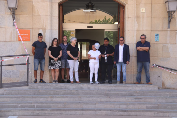 L'alcalde de la Bisbal d'Empordà, Enric Marquès, acompanyat de la família de la nena morta i altres regidors fan un minut de silenci Data de publicació: dijous 01 de setembre del 2022, 12:43 Localització: La Bisbal d'Empordà Autor: Aleix Freixas