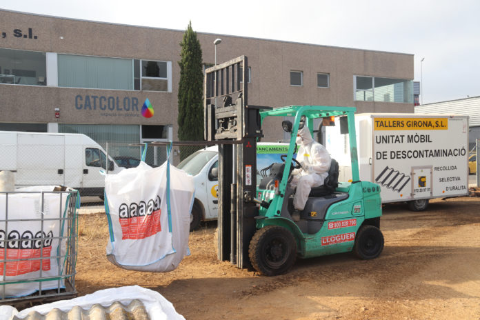Un operari mou una saca amb restes de fibrociment amb un toro mecànic en la zona habilitada pel Consell Comarcal del Baix Empordà Data de publicació: dimecres 07 de setembre del 2022, 11:00 Localització: La Bisbal d'Empordà Autor: Aleix Freixas