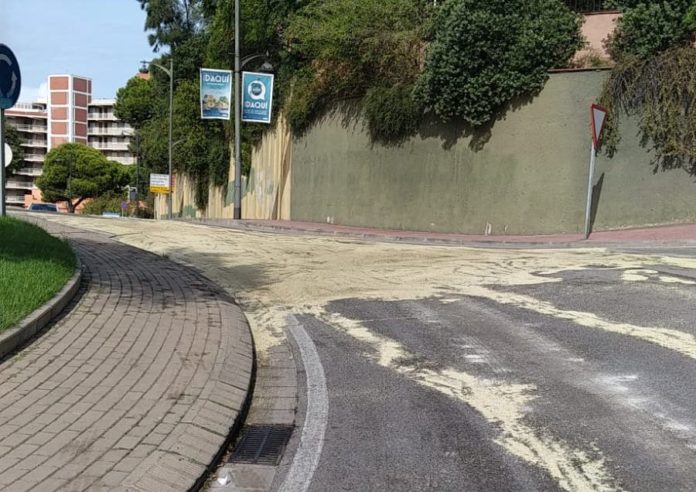 Carretera de Palamós a Sant Feliu de Guíxols on hi ha hagut un vessament d'oli d'un camió