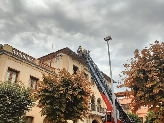 Els Bombers de la Generalitat revisant la teulada d'un edifici a la Bisbal d'Empordà - Imatge cedida per l'Ajuntament