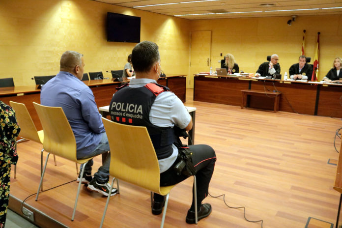 L'acusat de ruixar amb sosa càustica la parella a Sant Feliu de Guíxols. Foto del judici a l'Audiència de Girona - Marina López